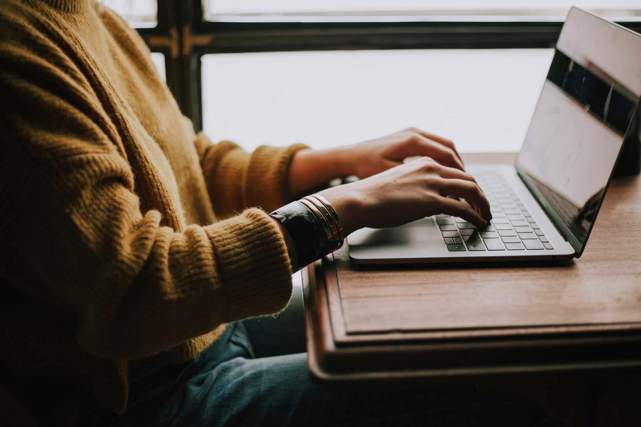 Blog 2 person sitting front of laptop