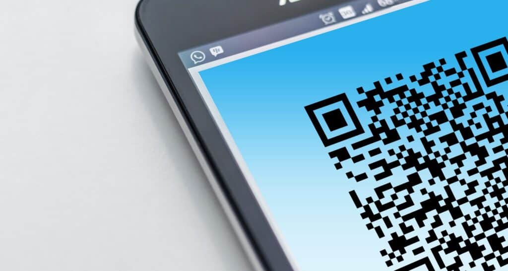 Free High-resolution close-up of a smartphone displaying a QR code on its screen. Stock Photo